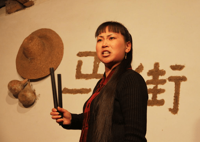 胡中花在全国民间曲艺人的盛会——马街书会上表演了一出《拉荆笆》