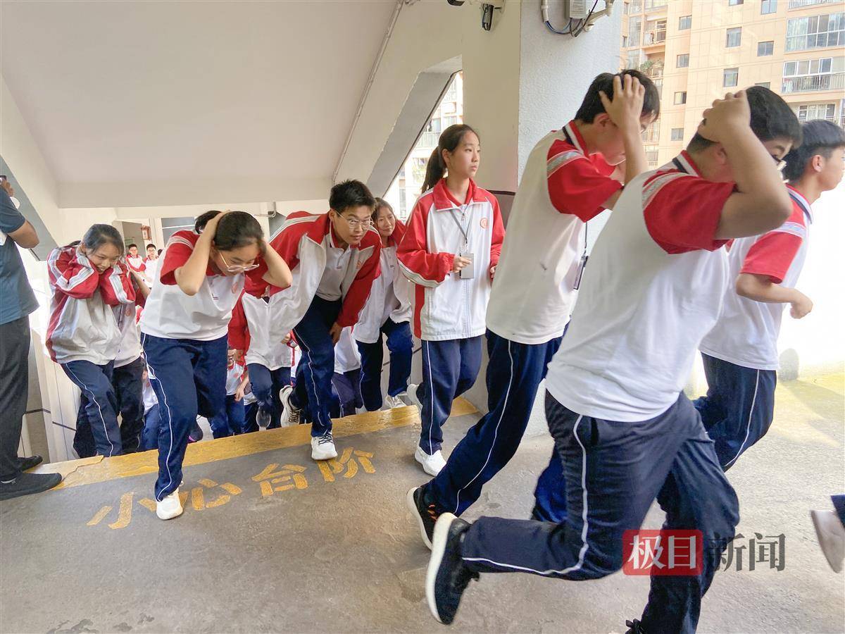 警报声响起 学生抱头躲到课桌下_演练_疏散_路线图