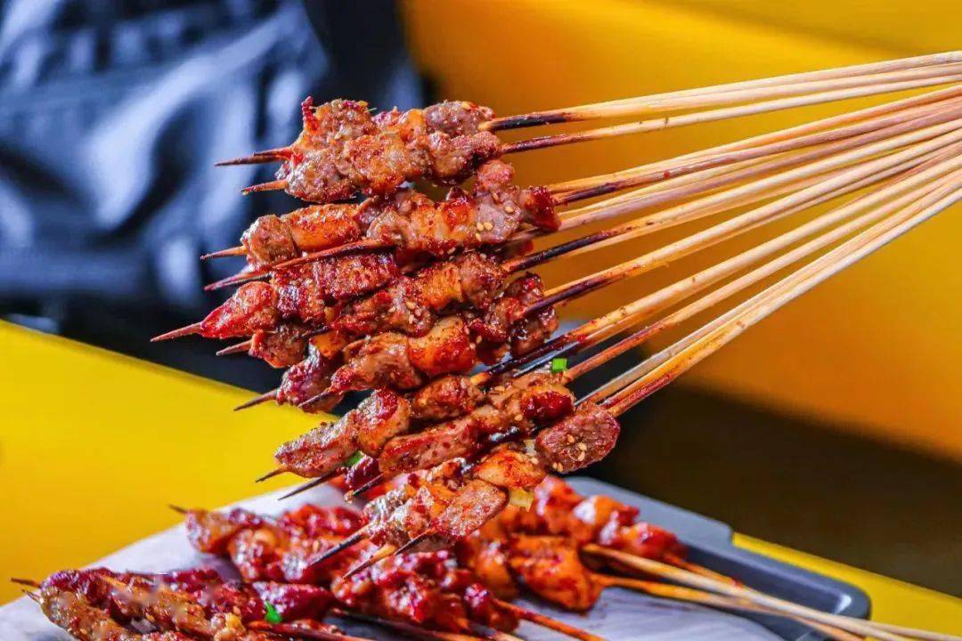 再加上各种香料调配得当花样肉串畅享不停鸡肉串,牛肥瘦(小)阿甘经典