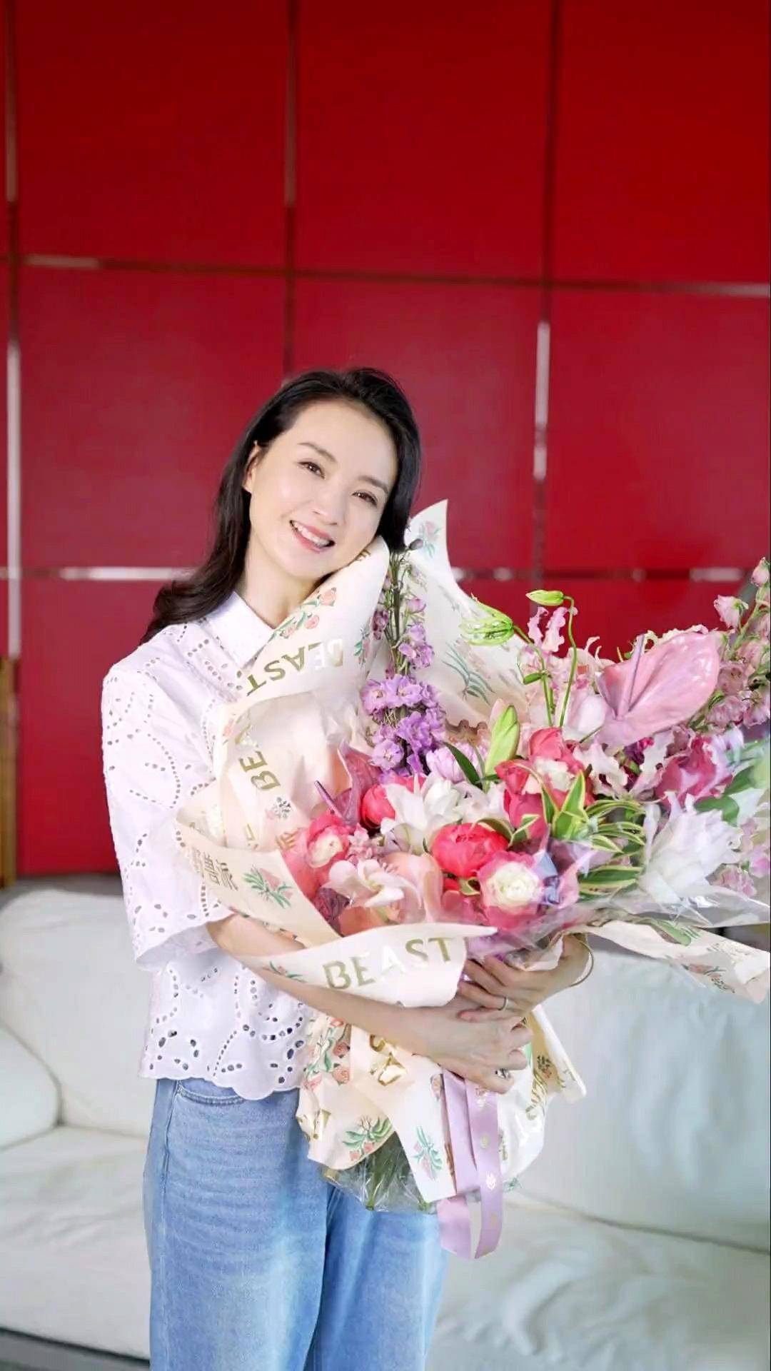 演员王艳16岁儿子近照曝光,身高一米八,母亲节给妈妈送花_网友_视频