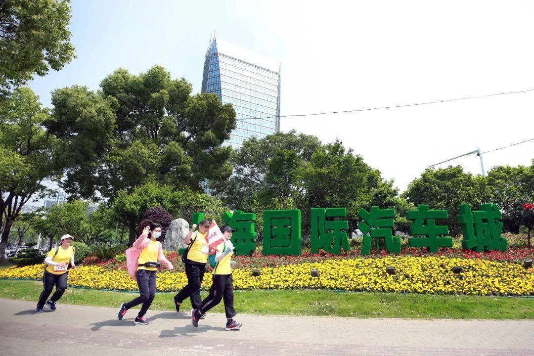 安亭镇文化体育服务中心主任李海鹰,嘉定区体育局社体科负责人张言