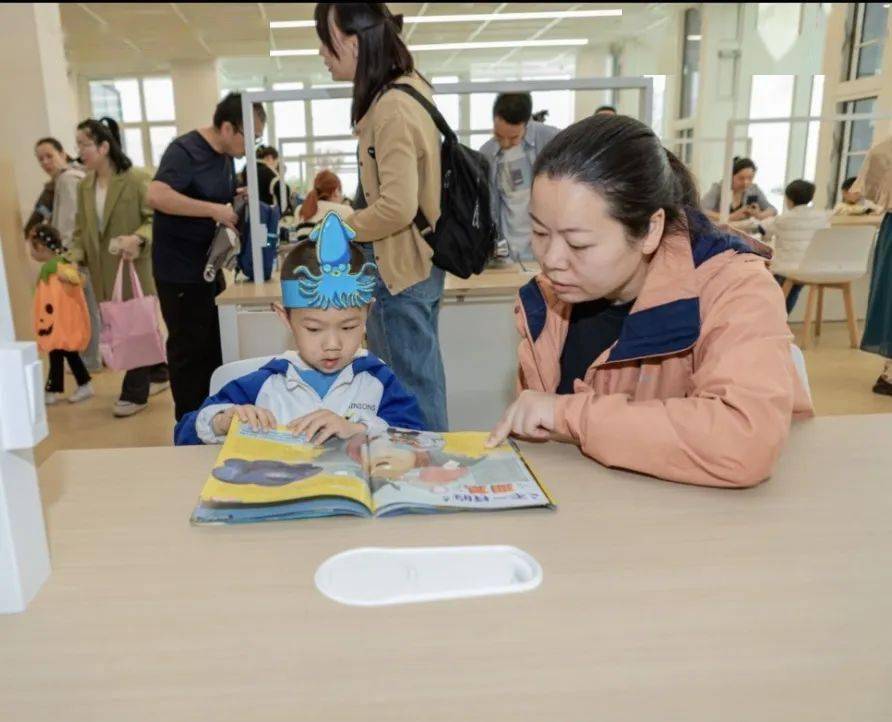 图书馆里多样的图书深深激发了孩子们的阅读兴趣,迫不及待地徜徉在书