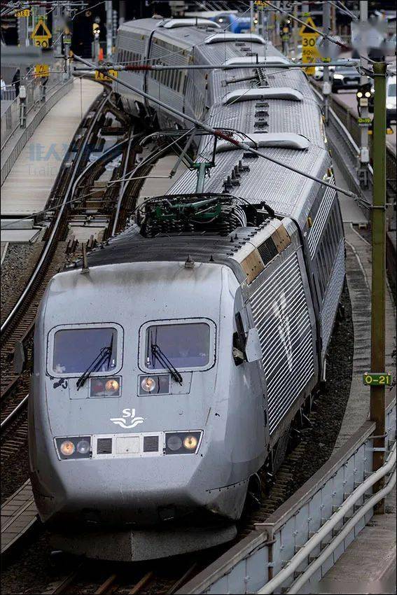 2022年9月,瑞典国铁x2000动车组驶出斯德哥尔摩中央车站.