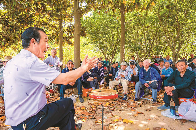 圖為昨日,蘇北大鼓省級非遺傳承人牛崇祥在古黃河水景公園