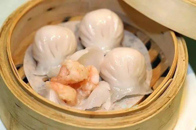 白云章白云章饺子的馅料选用鲜嫩肥美的羊肉,经过多道工序,再拌以时令