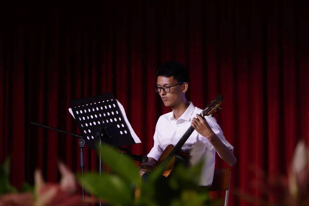 高一(1)班金泽熙&高一(5)班朱紫莹:《星空叙爱曲》高二(3)班蒋宇韬