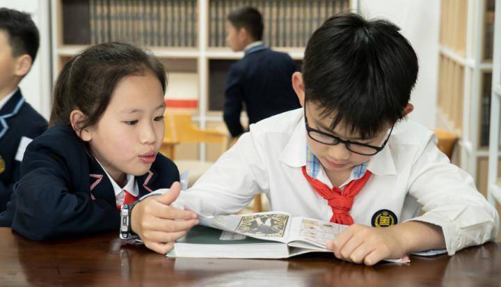 娃哈哈小學樂團在書屋演奏在中國美術學院南山書屋·象山之家閱讀空間