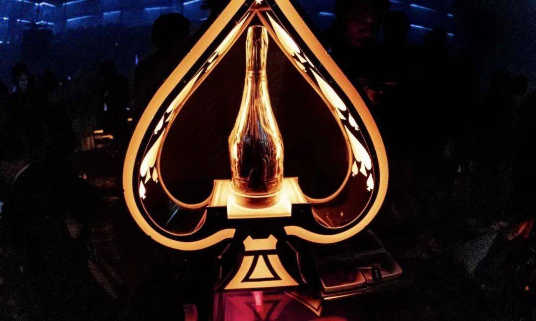 两万五一瓶的黑桃a李江笑着说不理解这些拿酒洗手的人,但夜场就是这样