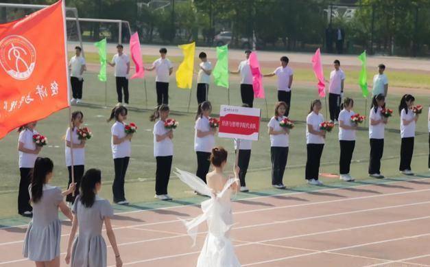 高颜值女大学生晒运动照：苗条白皙甜美可爱泛亚电竞(图3)