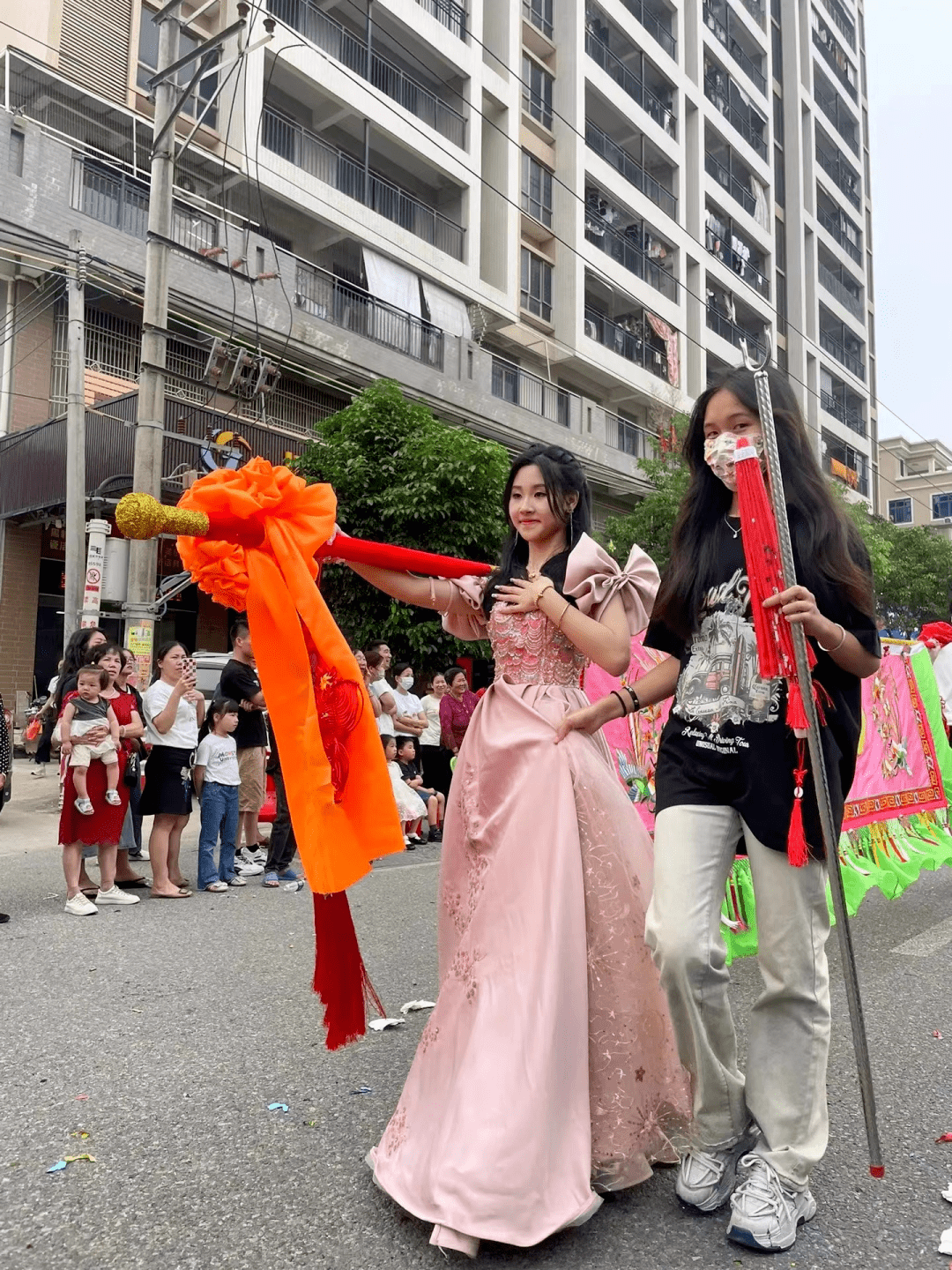 潮汕被这群扛大旗的靓女刷屏了._潮普_康泰_图片