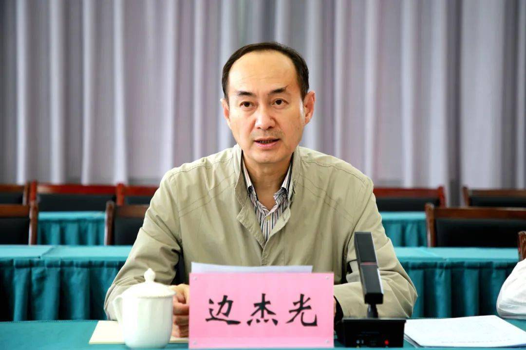 马志翔向调研组介绍弥渡县经济社会发展情况,以及数字政府,智慧机关