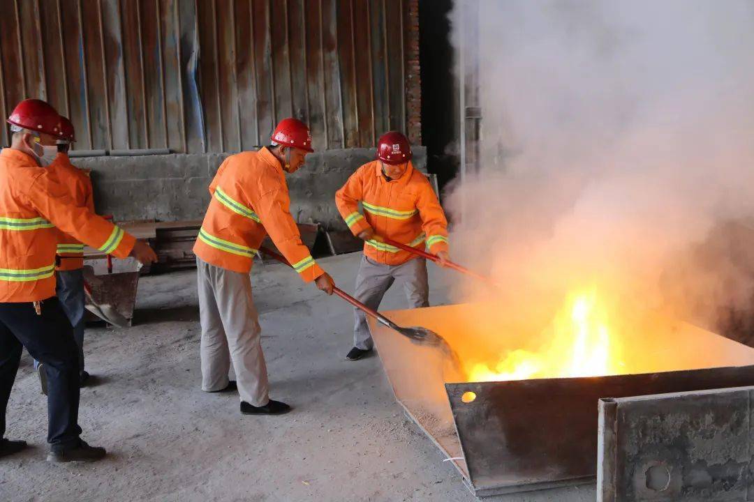 京府煤化组织开展"金属镁厂精炼车间突发镁粉自燃火灾事故"应急救援