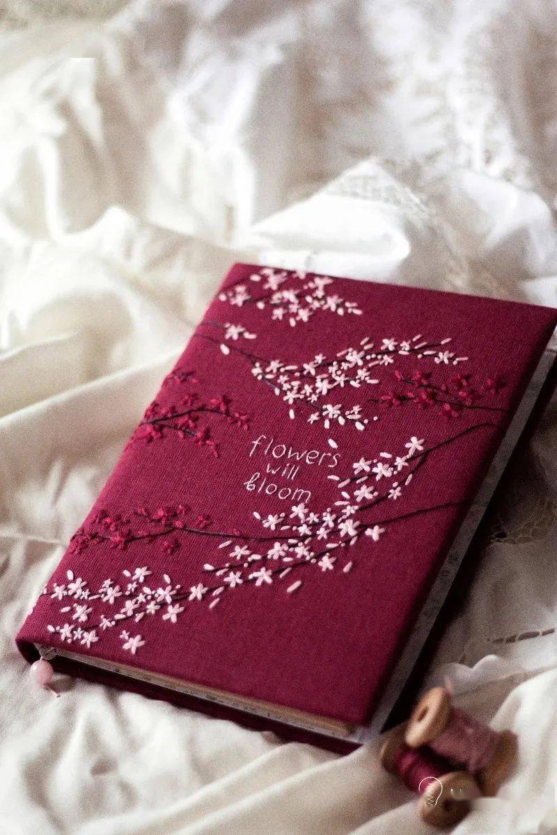 将清新自然的刺绣,变成文艺满满的手工书籍封面,让手工本像魔法书一样