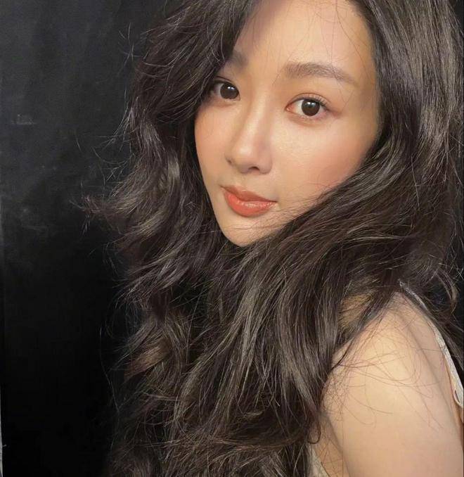 杨紫:晒长发怼脸自拍,一头蓬松的大波浪卷,小露香肩女人味十足_造型