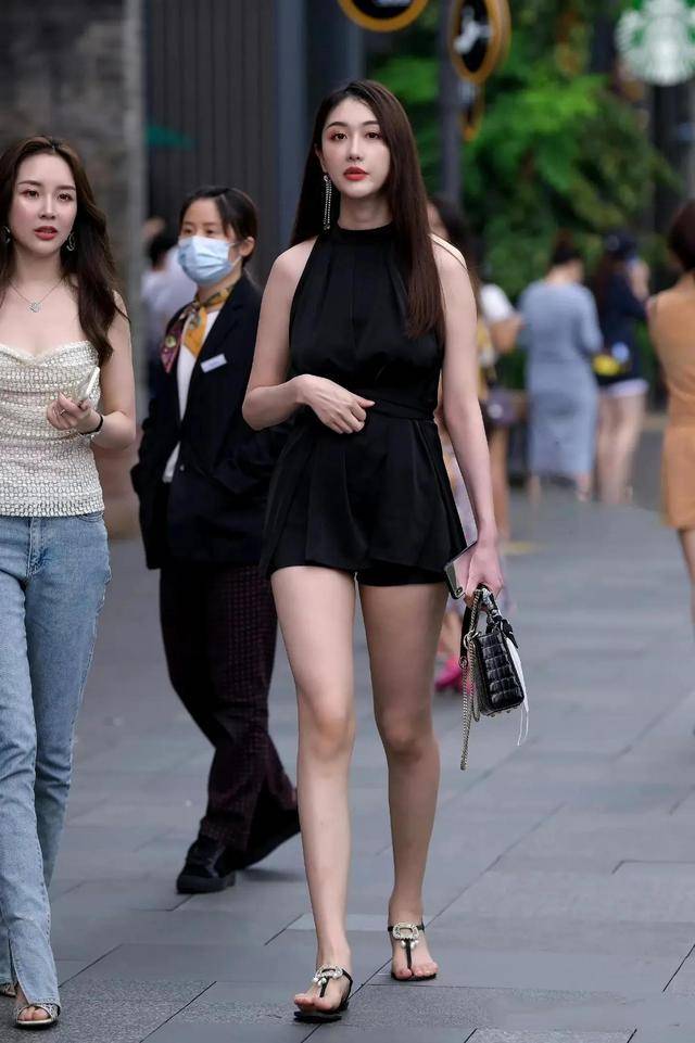 纤细好身材,颜值爆表的美女姐姐街拍美图_漂亮