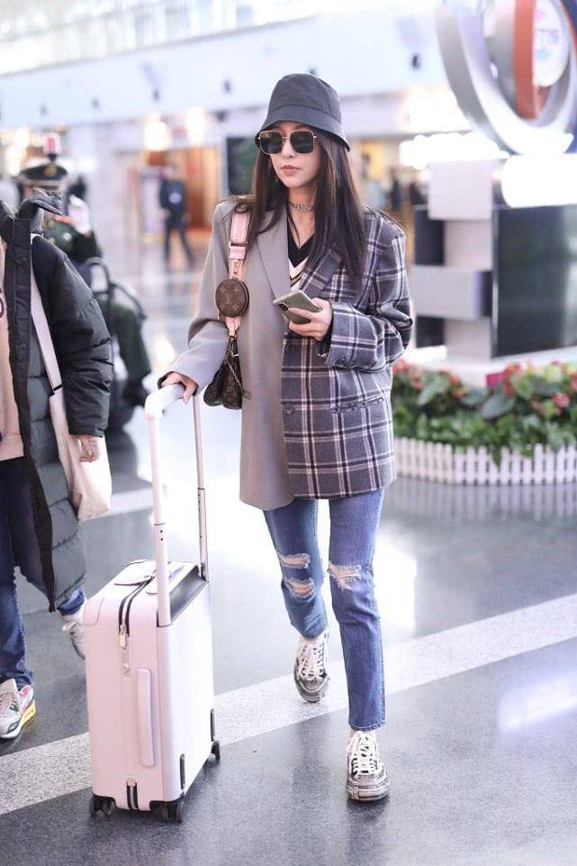贾青现身机场,不对称西装搭配破洞牛仔裤,33岁潇洒时尚如少女_气质