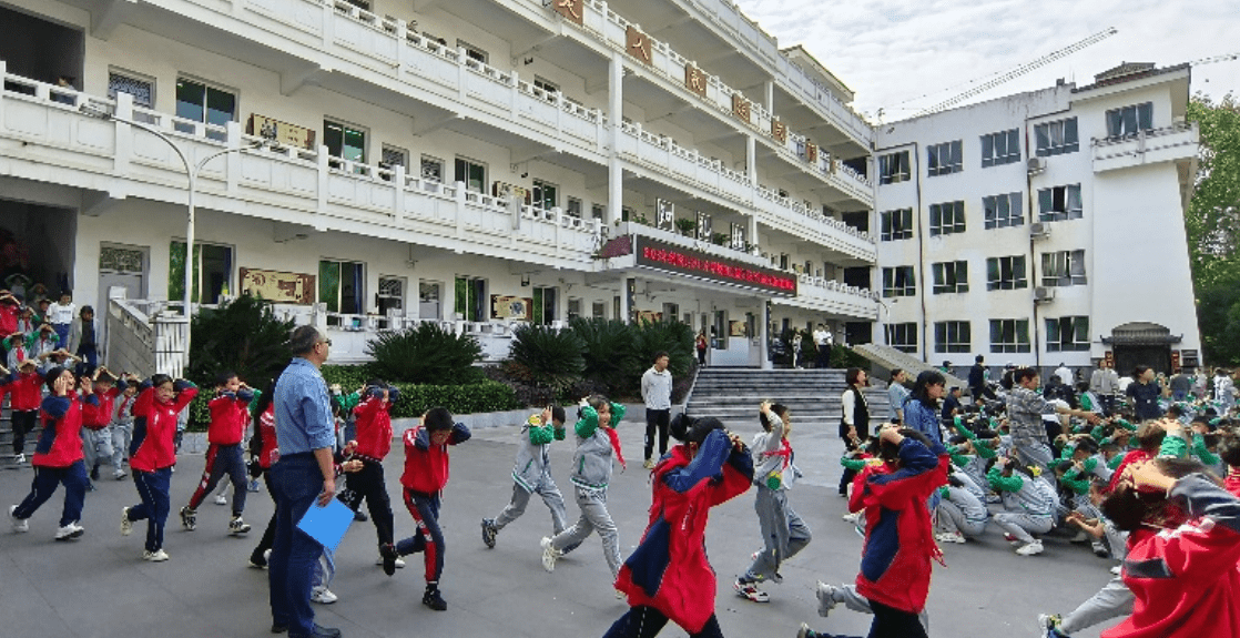 早上10点,伴随四川广元市剑阁县龙江小学中防空演练警报的响起,全校