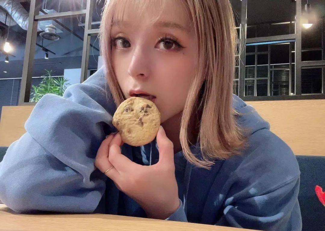 美依礼芽 本名水桥舞台上御姐台下甜妹的反差萌0290什么叫人美歌赞