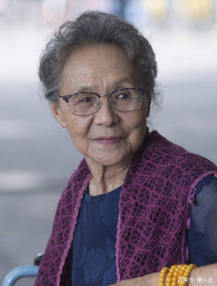 泛亚电竞耄耋之年芳华依旧！84岁中国奶奶无惧年龄穿衣打扮赛过同龄人(图5)