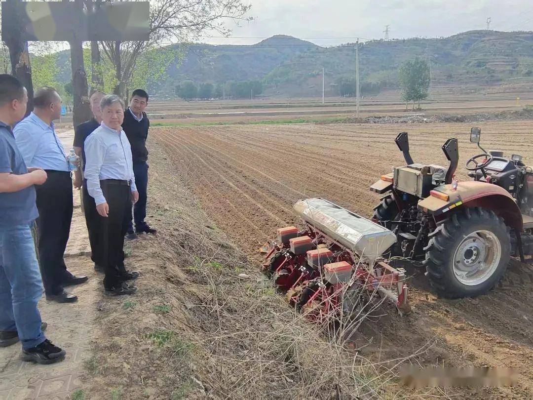 馮京民在調研呂梁_農機_工作_發展中心