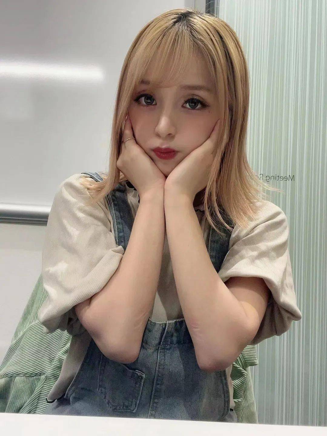 美依礼芽 本名水桥舞台上御姐台下甜妹的反差萌0290什么叫人美歌赞