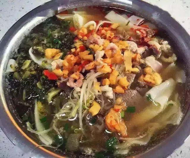 1,金城江剧场老奶米粉:江南区沛鸿路白沙大道109号2,宜州煮粉:青秀区