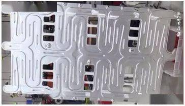 液冷系统宝马i3 液冷板实物bmw i8的电池包和冷板电芯级别水冷板将