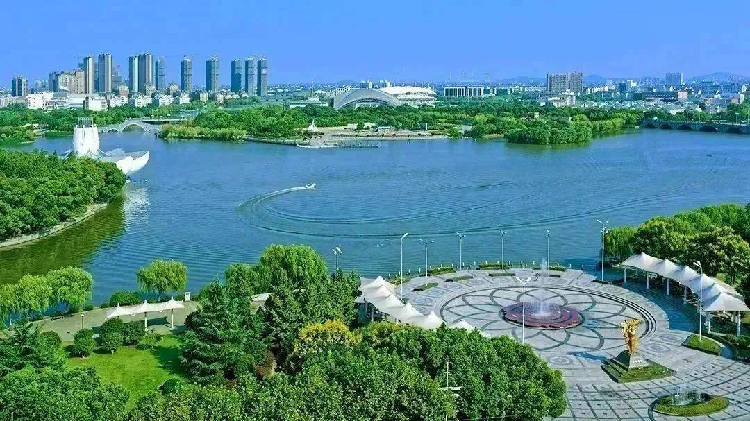 东湖公园都市繁华与绿色生态和谐交融1公里内即是平湖汽车客运南站