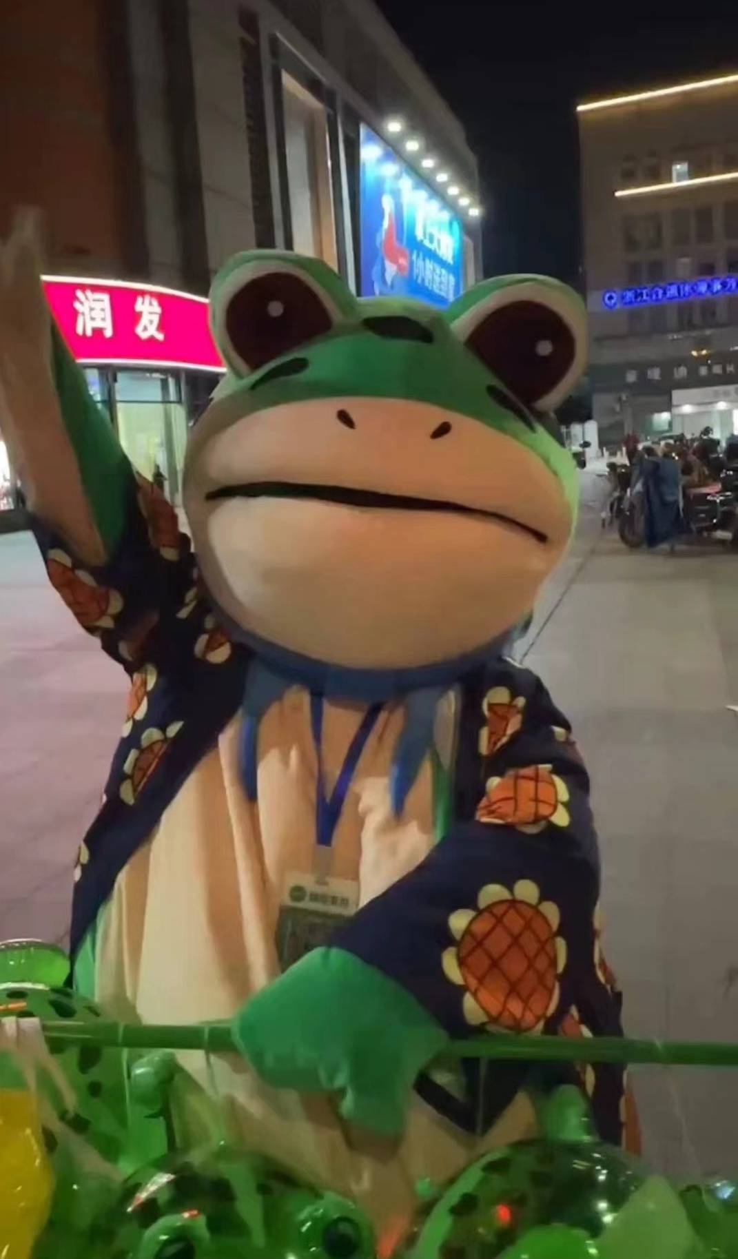 “卖崽青蛙”讲述：青蛙服里有风扇，摔倒后“挺疼”，被城管、保安、摊贩嫌弃，但还是感受到了乐趣