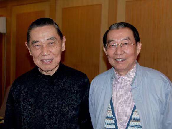 沪上著名主持人曹可凡在微博上写道:"傅雷先生次子,翻译家傅敏先生