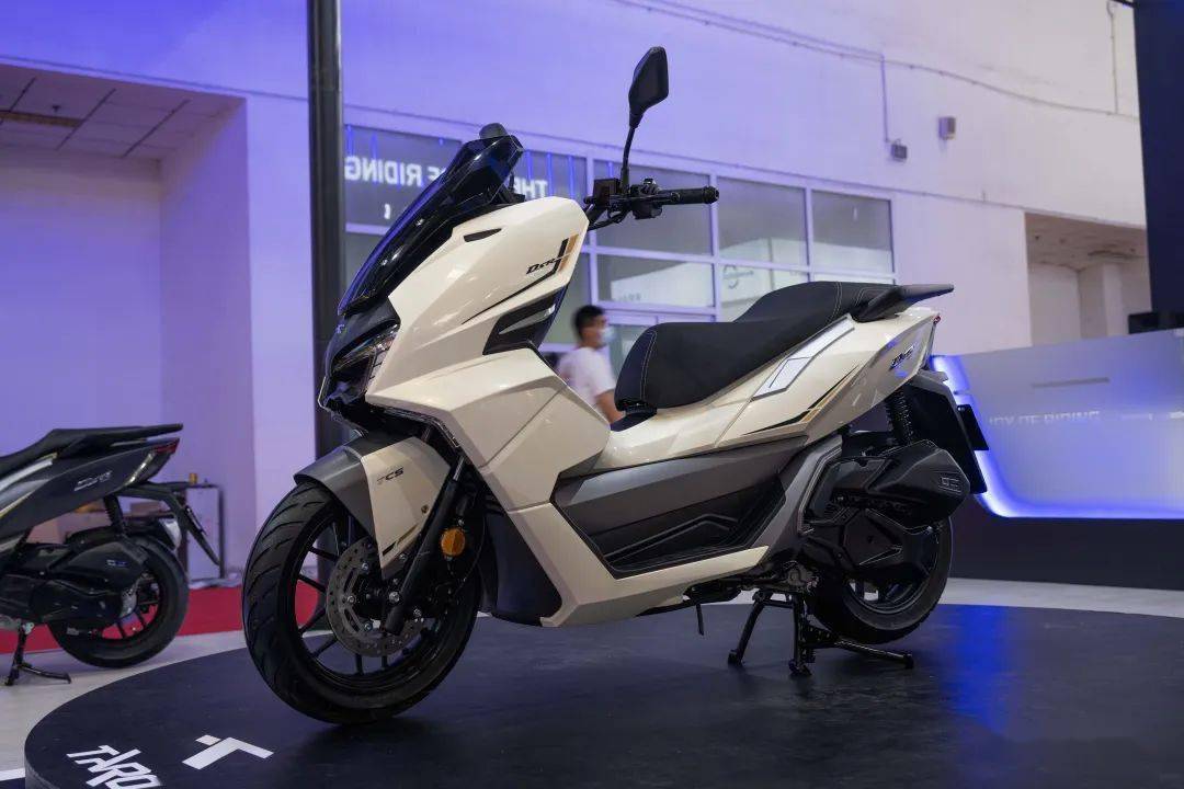 台荣此次发布的新车名为荣150,了解台荣的玩家都知道,此前台荣的踏板