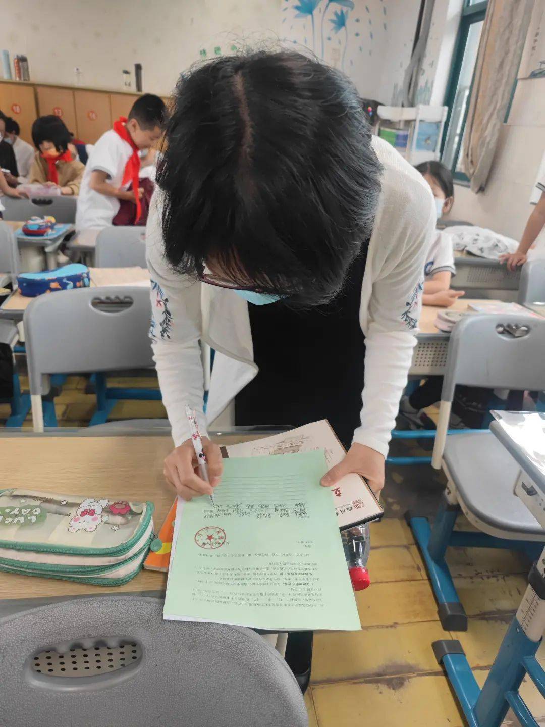 孩子们在课堂上认真学习他们思维活跃大胆发言