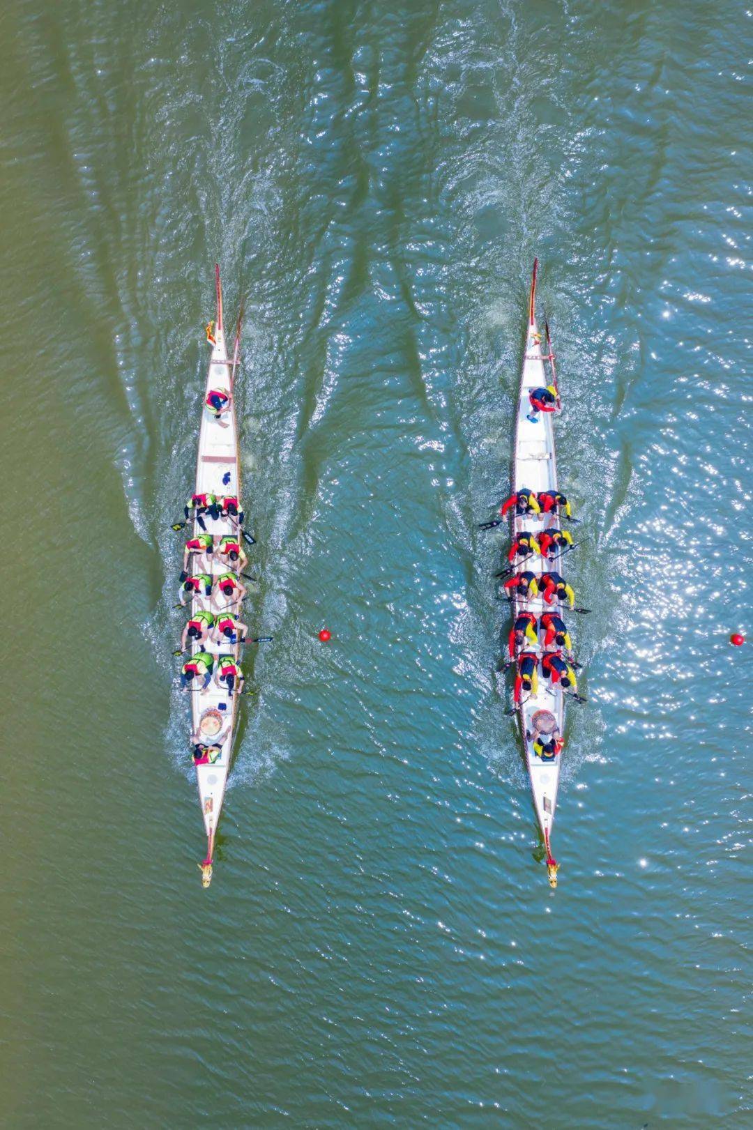 鱼儿跳跃,龙舟"狂飙",翻跟头,行云流水地游走,引来阵阵喝彩;空中飞人