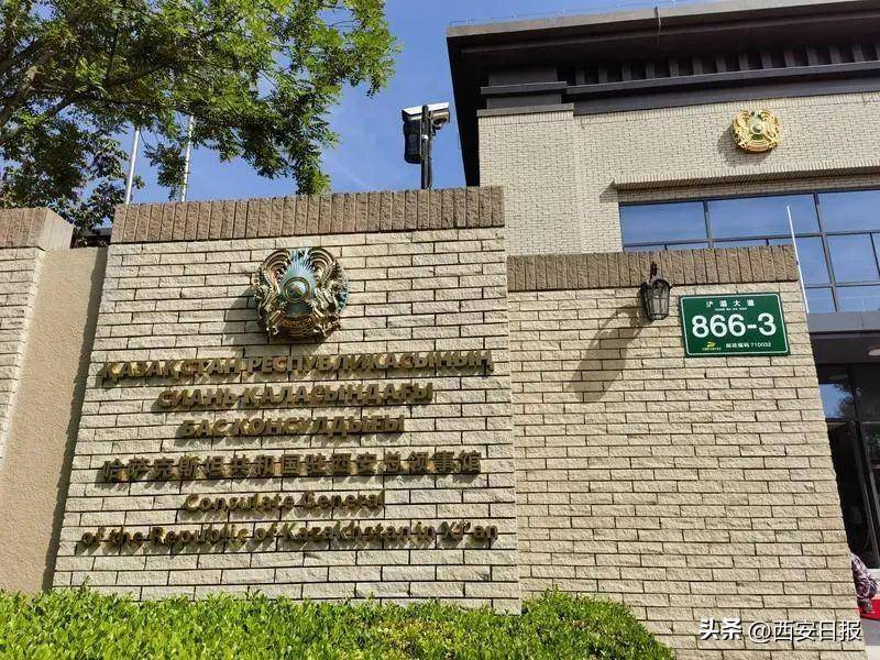 托卡耶夫在致辞中表示,哈萨克斯坦驻西安总领事馆开馆意义重大,必将有