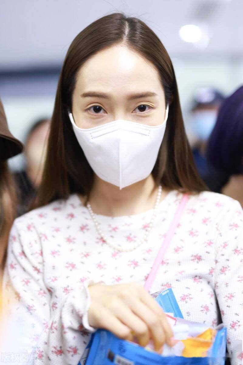 街拍:郑秀妍白色碎花t恤 白色阔腿裤清新简单_机场_上海