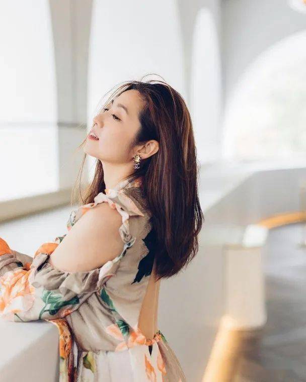 陈自瑶自揭长裙有料到 上下齐露怪风吹裙底_单身_派对_网友