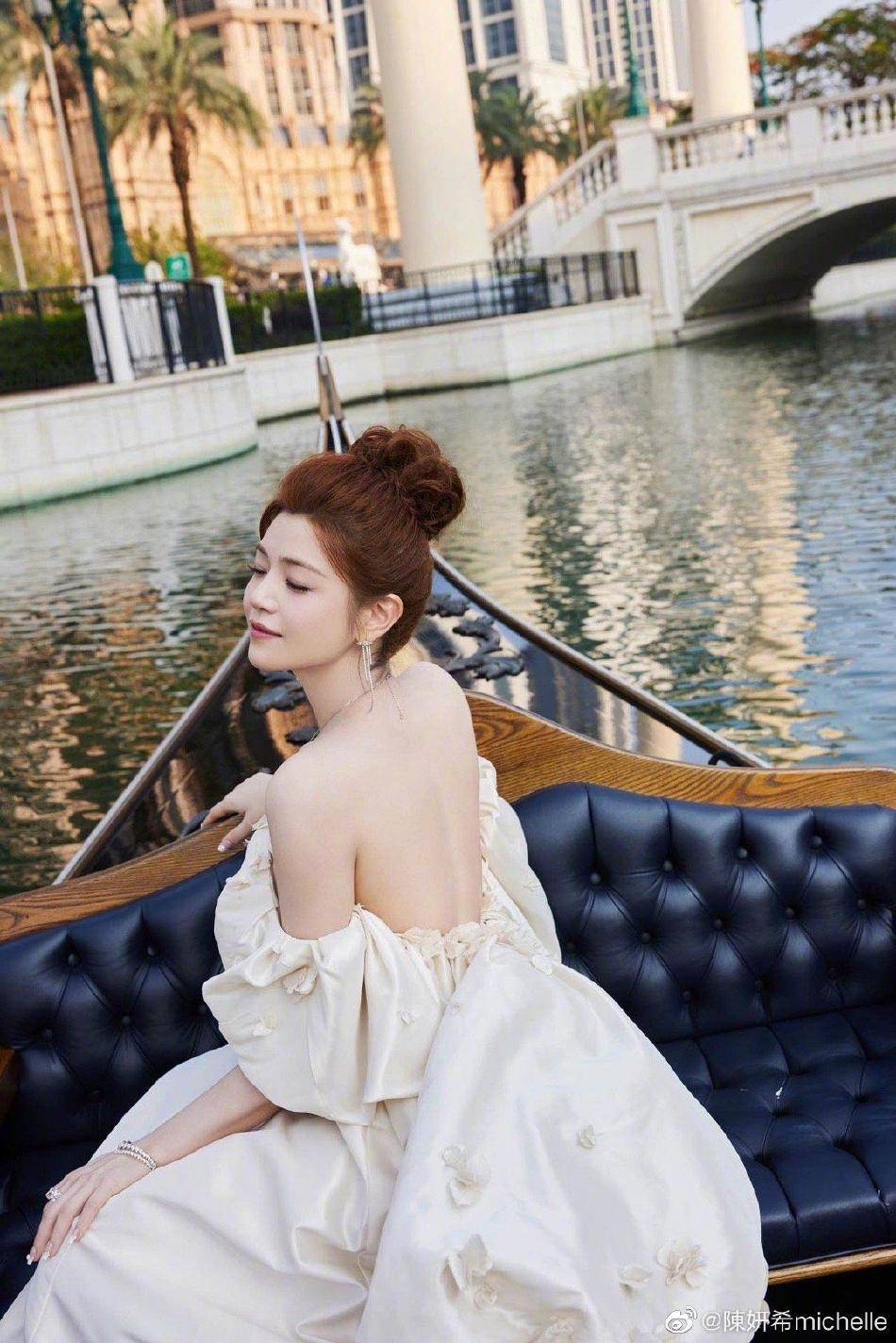 组图:陈妍希最新梦幻写真释出 着花苞抹胸裙优雅大气_镜头_照片_微博