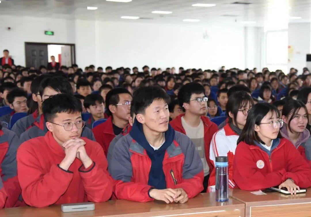 李杰老师的励志报告情感真挚,激情澎湃,极富感染力,极具激励性.