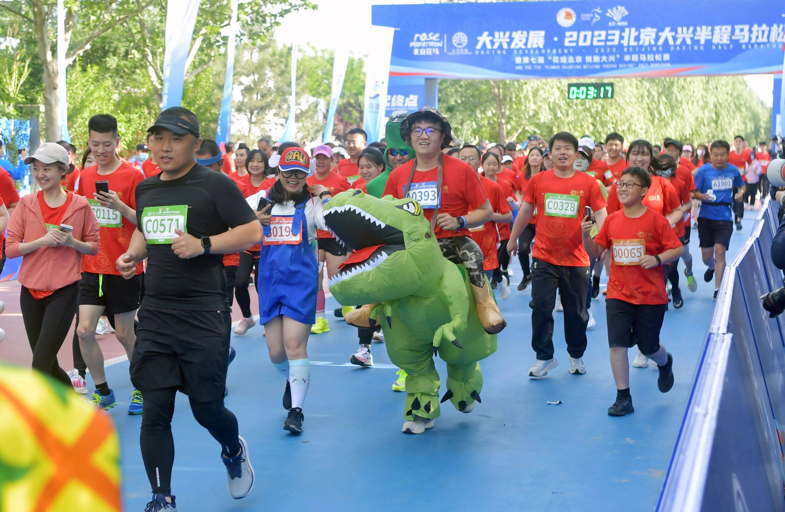 2023北京花马开赛 6000人在林间花海中奔跑