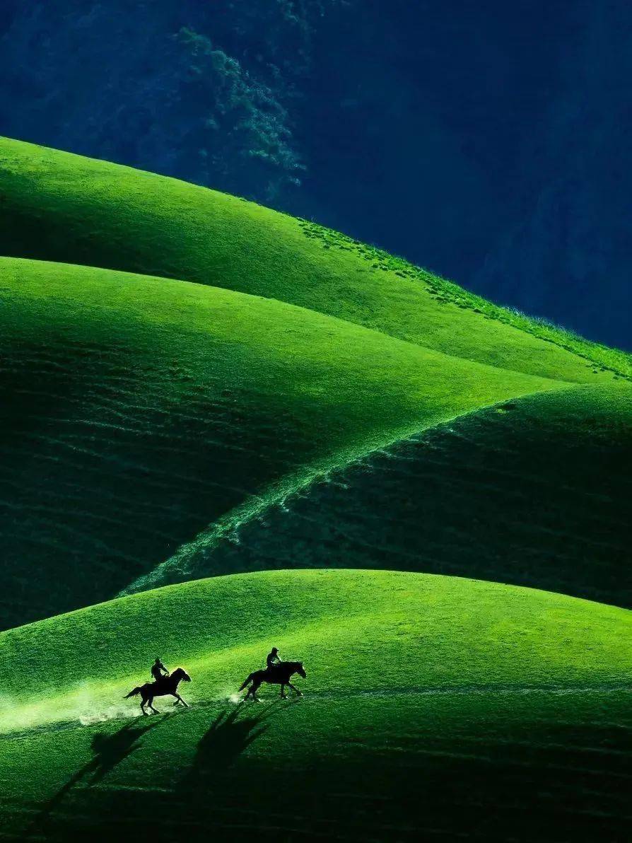 它是"中国最美的空中草原",草原完美的曲线让它仿佛是从空中而来.