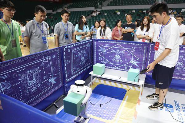 重庆市人工智能学会秘书长王丽丹,重庆计算机学会副理事长曾一,中国