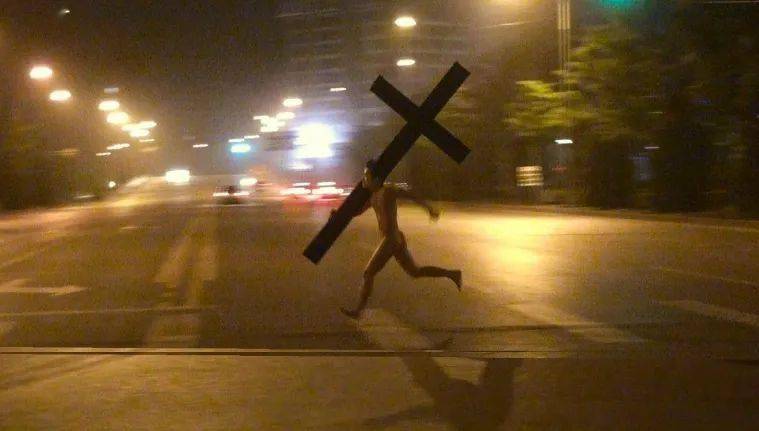 央美女生裸睡开个展, 网友好奇:"亲戚来怎么办?"_周洁_铁丝_床上