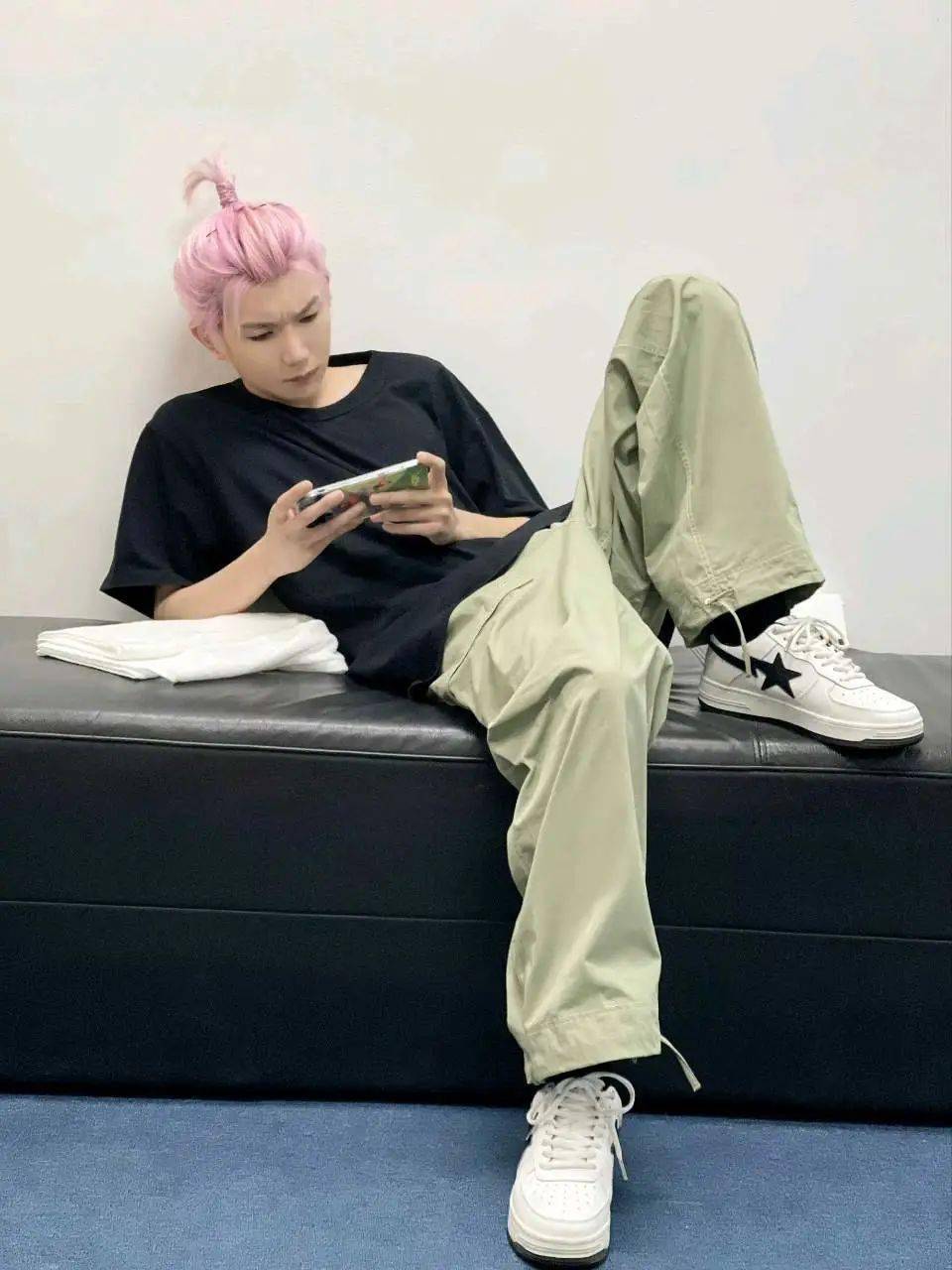 王源开演唱会之余被王室偷拍打游戏,还告诉粉丝他想吃重庆小面了_照片