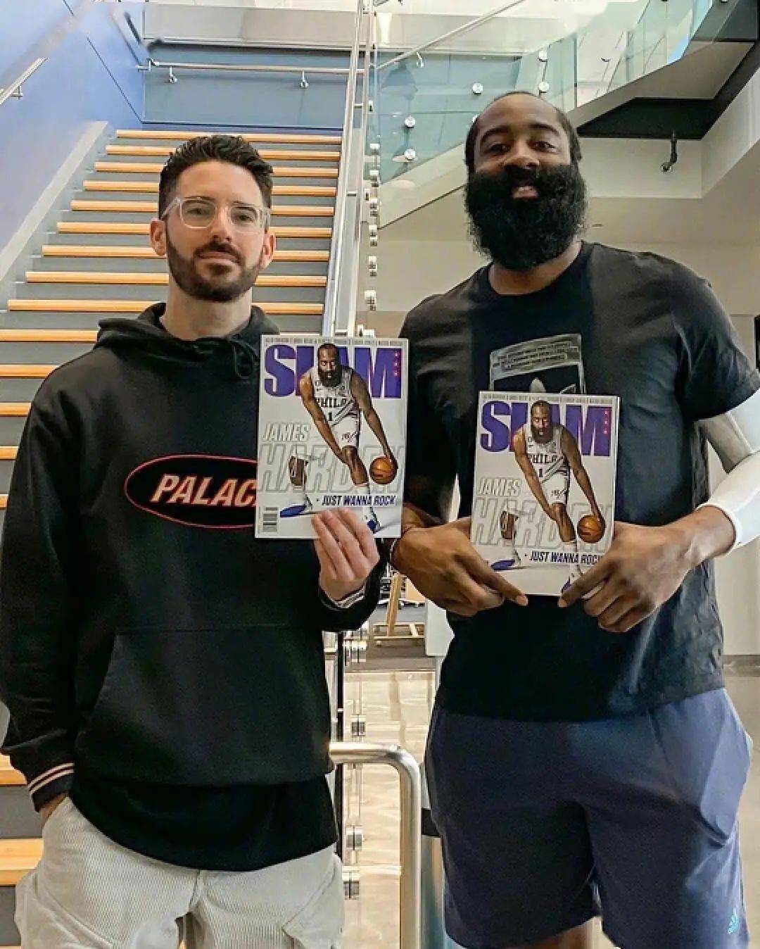 巅峰已过的哈登不再是球队老大,商业方面也逐渐让出头牌代言人的交椅.