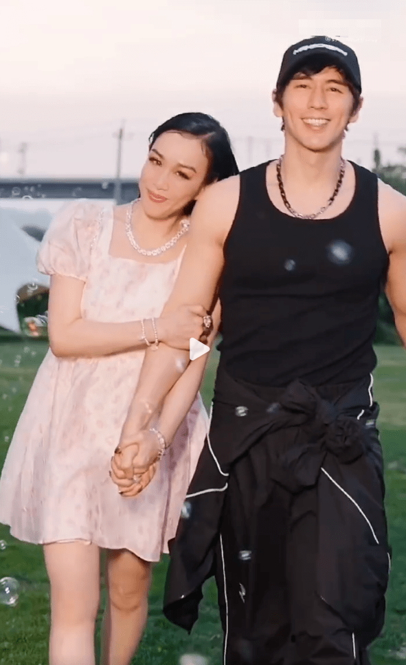 520驾到:钟丽缇张伦硕一起同框,亲密依偎在老公肩头!_婚姻_作为一个_北京