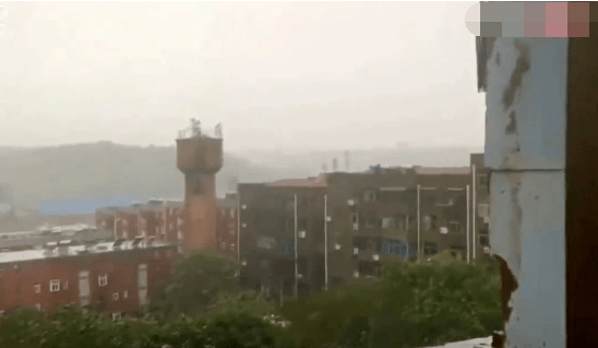 可怕！暴雨加大风，三门峡女子家窗户和抽油烟机全被风吹走了！！