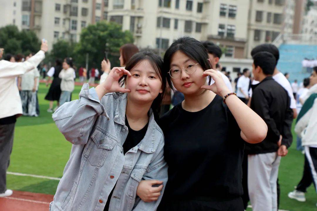 皖西中学高三毕业照定格青春_高考_同学_夏天