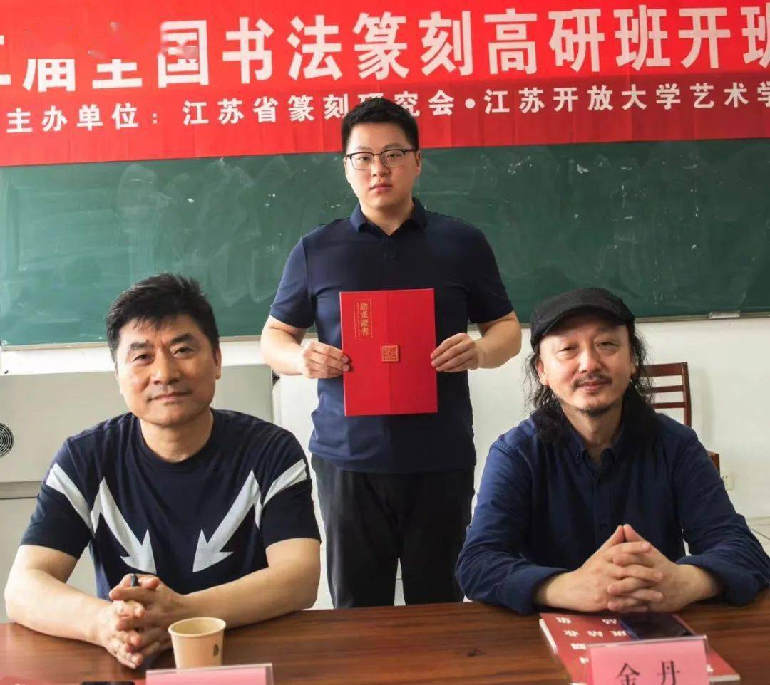 导师们向学员滕飞颁发结业证书导师们向学员张明明颁发结业证书导师们
