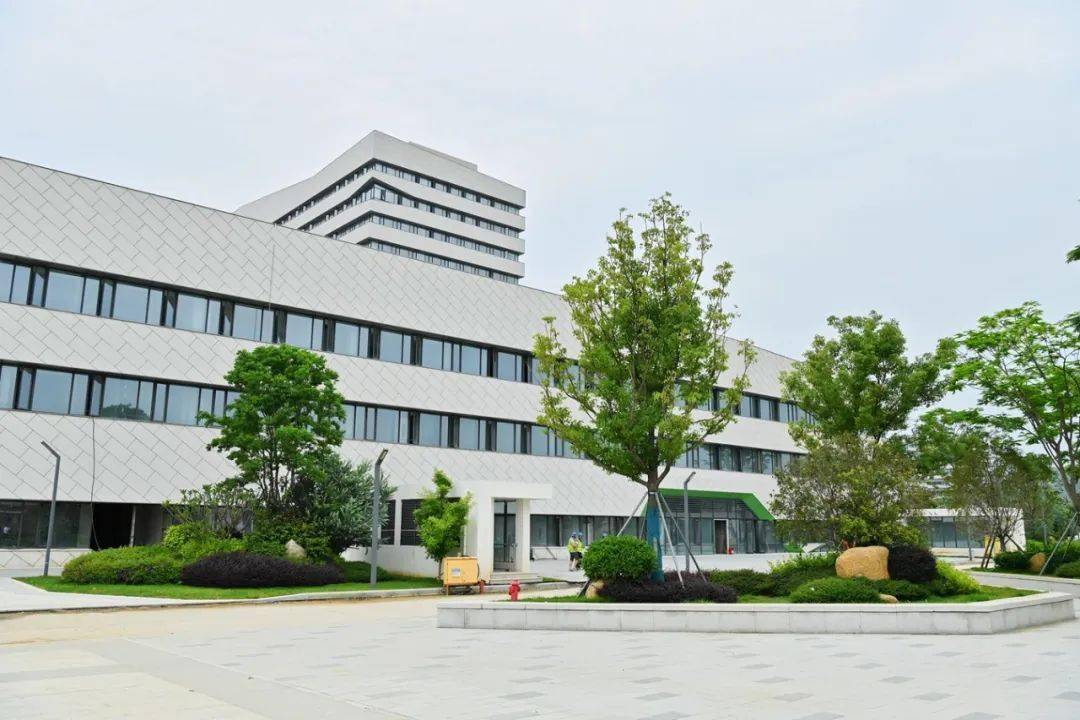 南安市醫院新院區在南安市委黨校項目施工現場,只見各類施工機械來回