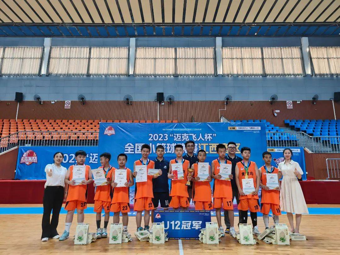 本次篮球比赛精彩纷呈,高潮迭起,参赛运动员们都全身心投入,尽情挥洒